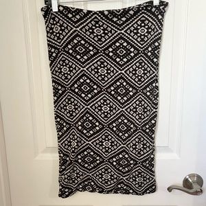 5 for $25! Soprano Black and White Skirt Medium